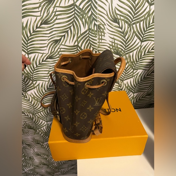 Montsouris MM
-very good condition, 12 H x 10 W x 5 D - Picture 8 of 8